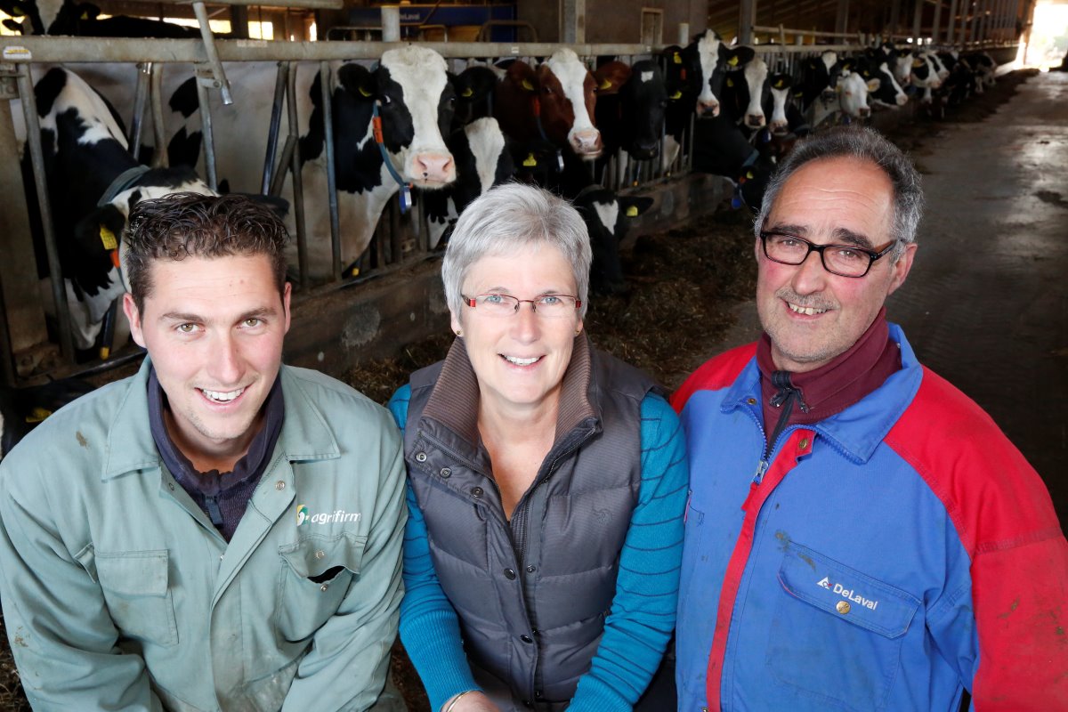 Peter Jan Liebrecht (29) zit in maatschap met zijn ouders Pieter (58) en Tinie (57). De maatschap in Rossum (Gld.) melkt 140 koeien en werkt met het DeLaval bodyconditiescore-systeem BCS om beter te kunnen sturen op een optimale conditie van het melkvee. De maatschap is één van de 55 gebruikers van het systeem in Nederland.