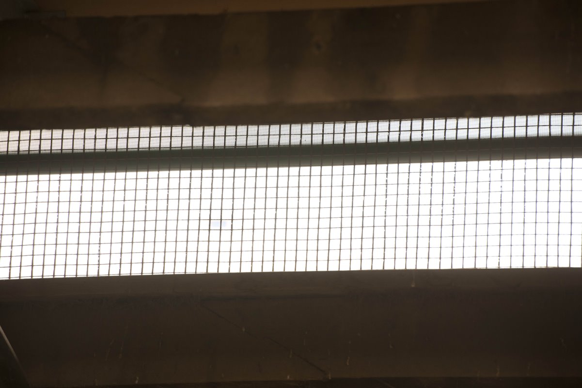 <p>Afgelopen zomer is de staalconstructie van de stal aangepast. Op de spanten zijn jukken geplaatst om ruimte te creëren voor de ventilatieopeningen. De openingen zijn aan weerszijden zo'n 80 centimeter hoog. Het zeil is lichtdoorlatend. De bediening van het ventilatiezeil gebeurt handmatig in de stal.</p>