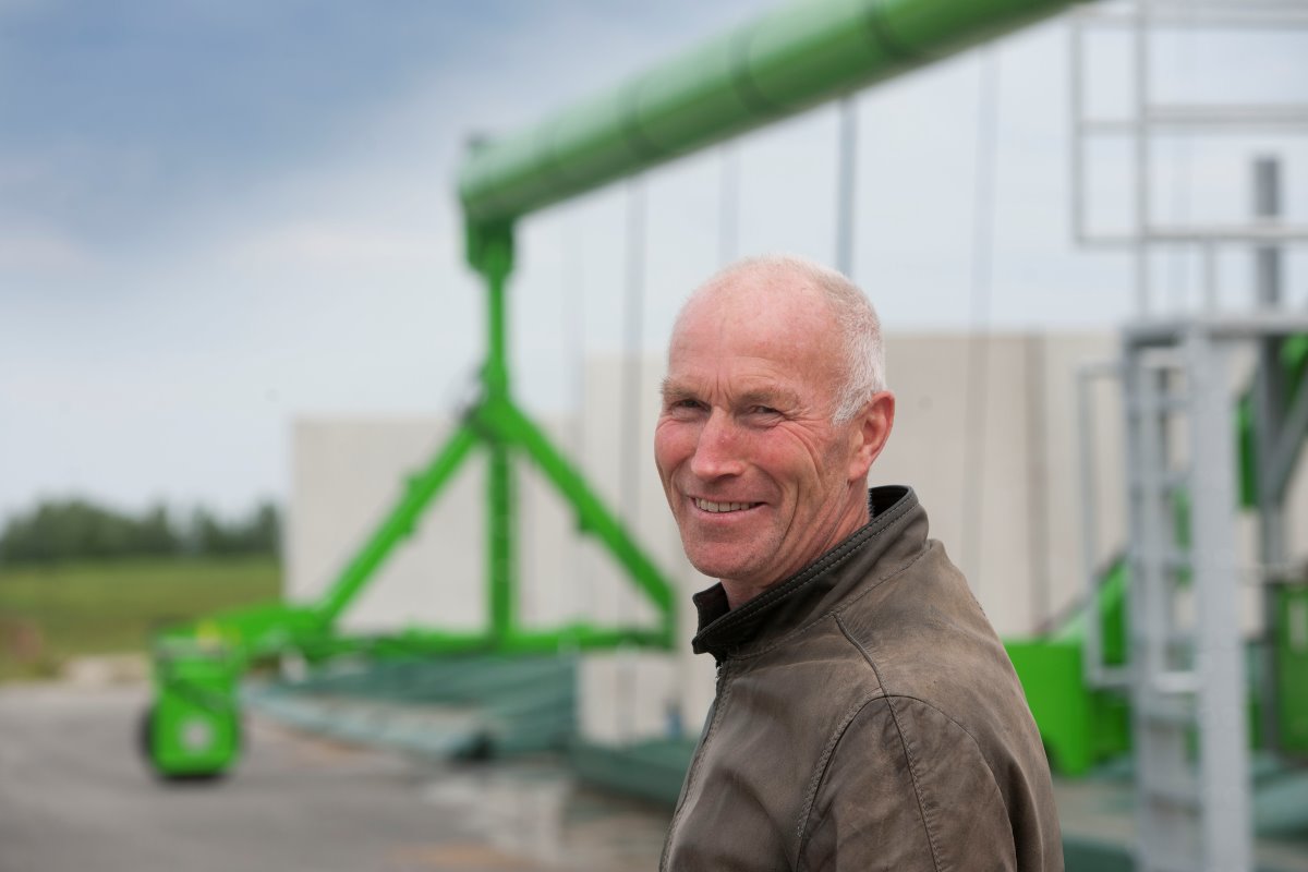Pieter Bosch (61) heeft in het Friese Hiaure een melkveebedrijf met 133 melk- en kalfkoeien, 67 stuks jongvee en 70 hectare. Vanwege het fosfaatreductieplan moest hij noodgedwongen 30 koeien wegdoen. Foto's: Mark Pasveer