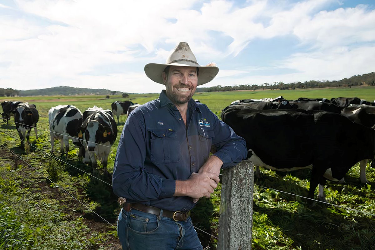 Melkveehouder Peter Garratt ontving een subsidie van € 62.000 van Woolworths voor de automatisering van het leveren van een gebalanceerde graanmix aan zijn koeien.