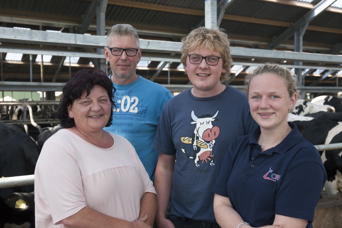 Het melkveebedrijf van familie Veerenhuis in Dalerveen (Dr.) is vorig jaar flink uitgebreid. Op de foto poseren Evert-Jan (55) en Janny (53) Veerenhuis met hun zoon Don (22) en diens vriendin Rianne (21) Kamphuis.
