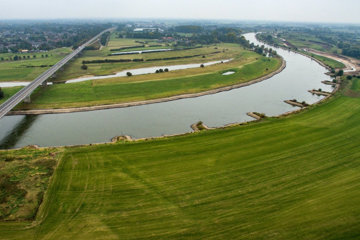De reden dat de maatschap het bedrijf moest verplaatsen: de IJssel. Breukink moest wijken voor het project Ruimte voor de Rivier. Het bedrijf wordt hemelsbreed 600 meter verplaatst. Linksboven is de stad Zutphen te zien.