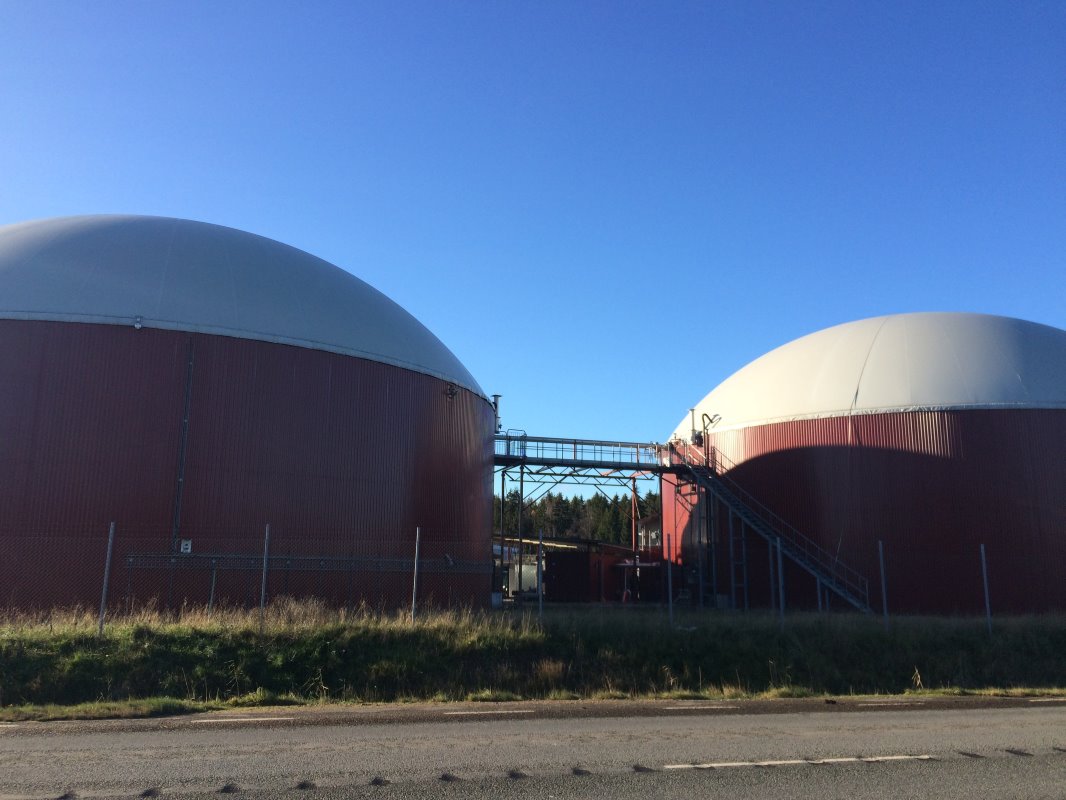 Mest wordt vrijwel direct naar een biogasinstalatie gepompt. Vervolgens komt er schone mest van betere kwaliteit terug op eigen land. Het biogas wordt gebruikt voor bussen in de stad Karlstad. Subsidie zorgt voor licht rendement van de installatie.