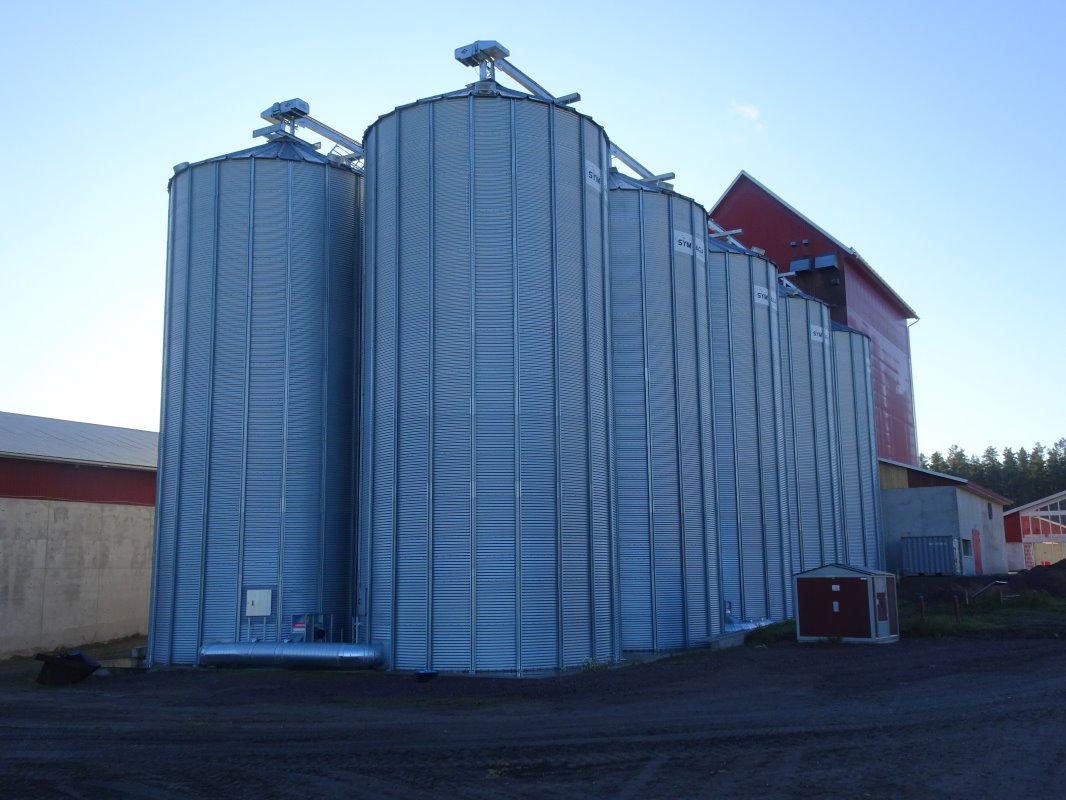 De grote, zilverkleurige silo's bevinden zich aan de voorkant van het erf. Nog voor de ligboxenstallen.