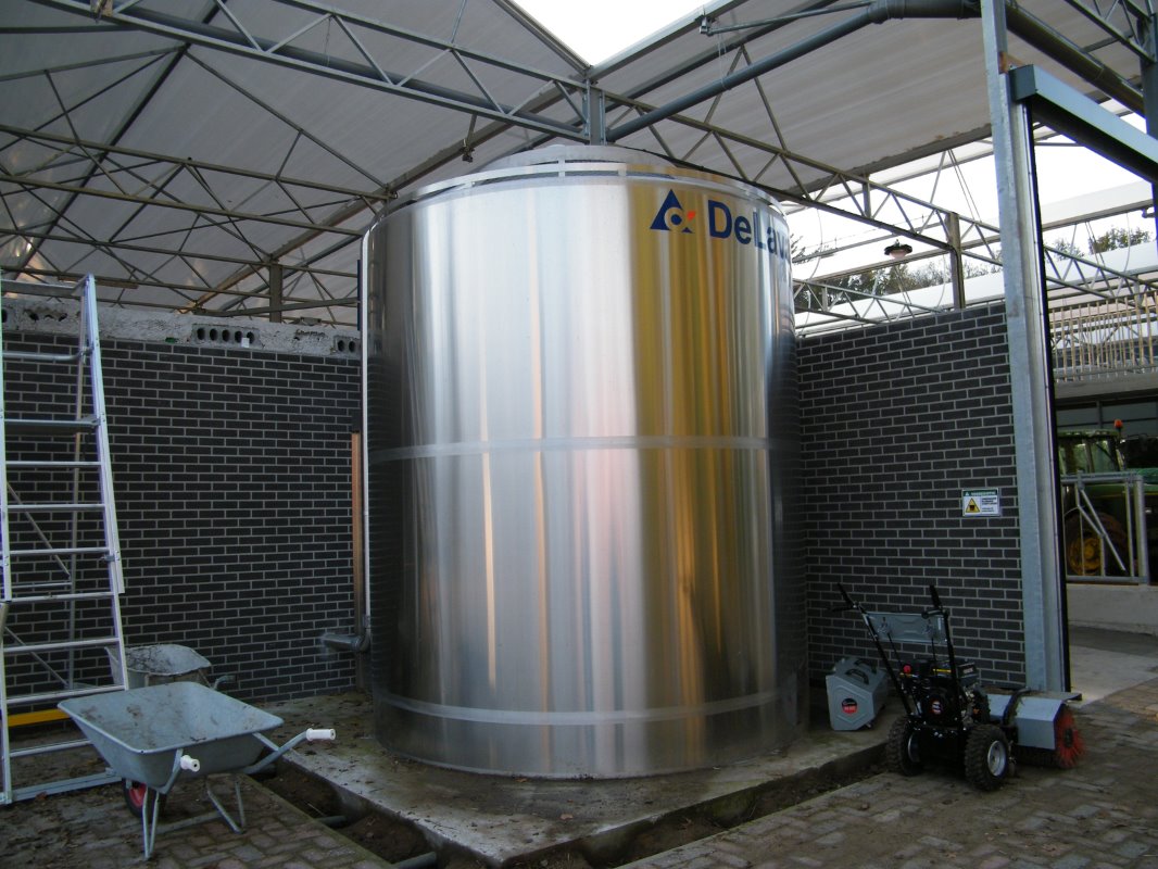 De DeLaval-melksilo met een capaciteit van 15.000 liter.