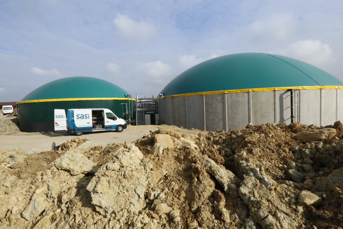 Verbreding is concreet in de vorm van een nieuwe biogasinstallatie. Het bouwbedrijf legt de laatste hand en voor het einde van het jaar moet de installatie op volle kracht draaien.
