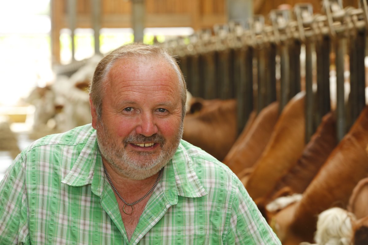Georg Kraus (57) heeft in maatschap met zijn zoons Andreas (32) en Jurgen (25) 220 koeien. De gemiddelde melkproductie is 11.500 liter melk met 4% vet en 3,60% eiwit. De afkalfleeftijd van vaarzen is 26 maanden. De tussenkalftijd is 370 dagen met 1,6 inseminaties per dracht. Foto's: Henk Riswick