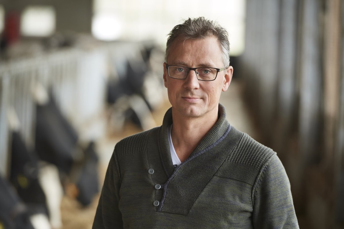 Roland Ketelaars (44) heeft in Heeswijk-Dinther (Noord-Brabant) een veebedrijf met 231 melkkoeien, 150 stuks jongvee en 55 hectare land. De ex-varkenshouder heeft een fraai, modern bedrijf waarin zijn grondpositie vooralsnog de beperkende factor is.<br /><br />