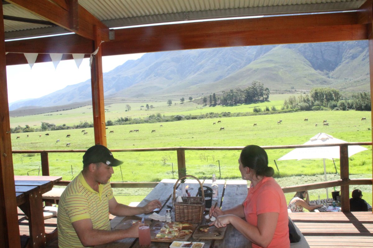 Bezoekers van Sarahsrivier kunnen ontspannen in een restaurant met terras met uitzicht op de weilanden. Deze locatie wordt ook verhuurd voor bruiloften en andere evenementen.