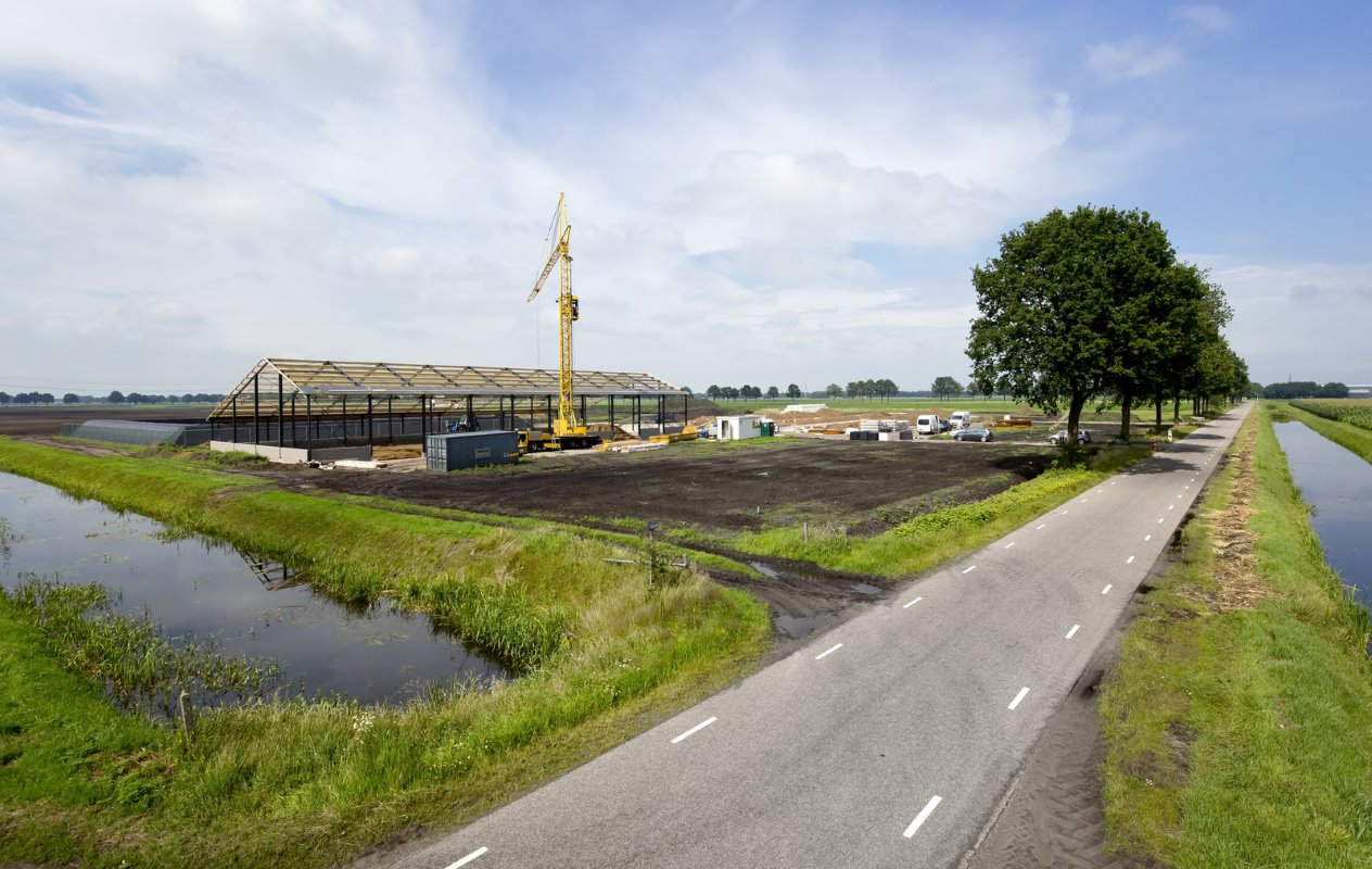 Dit is die nieuwe bedrijfslocatie in Rheezerveen, middenin een akkerbouwgebied. Hier verrijst straks de serrestal voor 190 melkkoeien. Maar eerst zijn/worden het mestbassin, de mestafstort en de werktuigenloods gebouwd.