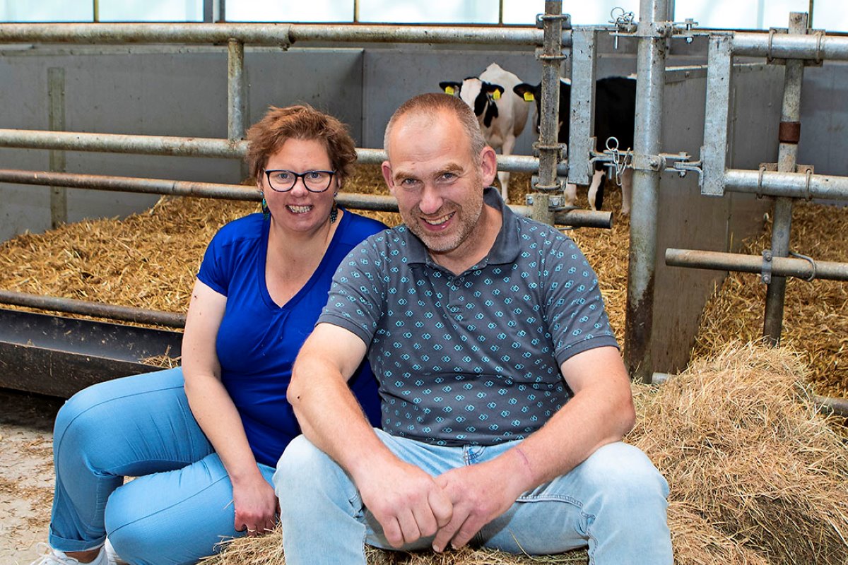 Mirjam (42) en Gerhard (52) Hoff hebben in maatschap in Vriezenveen (Ov.) een veebedrijf met 110 melkkoeien, 50 stuks jongvee en 48 hectare land (grotendeels in eigendom). De maatschap nam oktober vorig jaar een nieuwe kalverstal in gebruik en spiegelde een bestaande ligboxenstal uit 2004.
