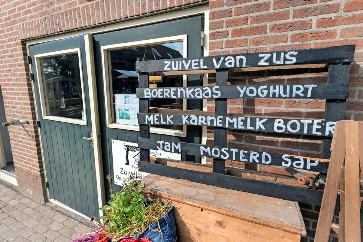 De producten worden onder de noemer ‘Zuivel van Zus’ in een eigen boerderijwinkel verkocht. Die winkel is sinds december 2020 open, er zijn nu zo’n 35 klanten. Op de oude locatie is ook een winkel. Die bestaat al 20 jaar en daar zijn meer dan 200 klanten.