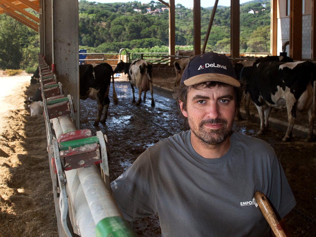 Joan Arno Gel (41) houdt in het Spaanse Canyamars (circa 40 kilometer van Barcelona) 115 melkkoeien op 50 hectare. Zijn recreatietak trok in 2014 4.000 bezoekers. In 2014 produceerde hij 1,1 miljoen liter melk. Gel wil naar een melkproductie van 1,6 miljoen kilo in 2016 en meer inkomen uit bezoekers.