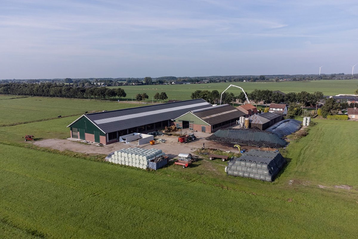 Een luchtfoto van het melkveebedrijf van Van Eck in Everdingen (Utr.) met links de nieuwe stal.