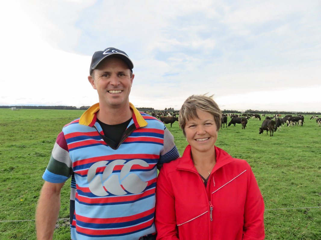 Mark (42) en Pennie (41) Saunders zijn voor 80 procent eigenaar van een melkveebedrijf in Ashburton (N.-Z.). Ze melken op twee aangrenzende locaties 1.950 koeien en hebben 500 stuks jongvee tot een jaar en 450 dragende pinken. In totaal is er 670 ha grasland en 20 ha voederbieten in eigendom. 540 ha ligt aaneengesloten rond de twee melklocaties, het jongvee loopt op een blok van 130 hectare op 6 km afstand. De kruislingskoeien Jersey x Friesian produceren naar verwachting in 2017-2018 gemiddeld 465 kg milksolids, ongeveer  5.300 kg melk bij 4,92% vet en 3,85 % eiwit. Strategie: maximale melkproductie van eigen grasland, lage kosten en binnen vijf jaar uitkopen van Peggies vader.