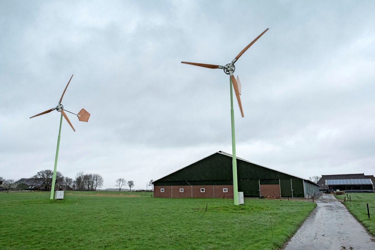 Slager liet twee windmolens met SDE+ plaatsen. De kosten: €85.000. De molens moeten zich in 7 jaar tijd terugverdienen. De aanschaf kon Slager mede doen met behulp van een speciale financieringsoptie van de provincie Groningen. Inclusief zonnepanelen (rechts) is het bedrijf nu energieneutraal.