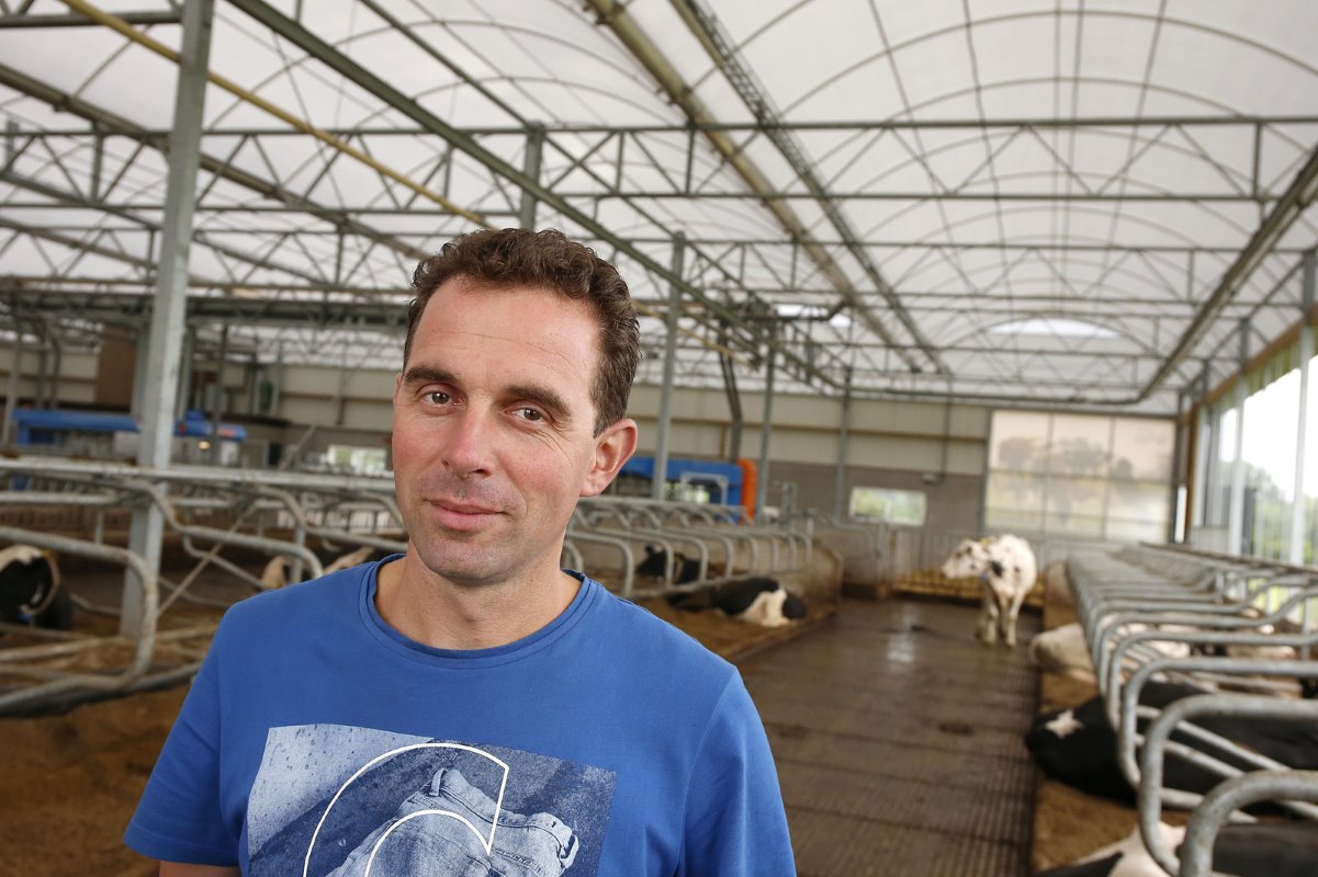 Manfred Keuper (40) heeft samen met zijn vrouw Jolanda (34) in vof in De Heurne (Gld.) een bedrijf met 84 melkkoeien, 78 stuks jongvee en 53 hectare land, waarvan 18 hectare pacht. Hij liet begin dit jaar een serrestal voor 125 melkkoeien bouwen. Die vervangt de oude met capaciteit voor 72 dieren.