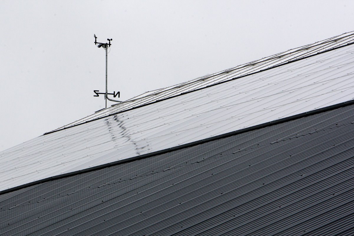 Nog een duurzaam voorbeeld: zonnepanelen. Op het dak zijn 350 van deze panelen geplaatst. Samen zijn die goed voor jaarlijks 77.000 kilowatt. Dat is genoeg voor het hele bedrijf en de twee woonhuizen.