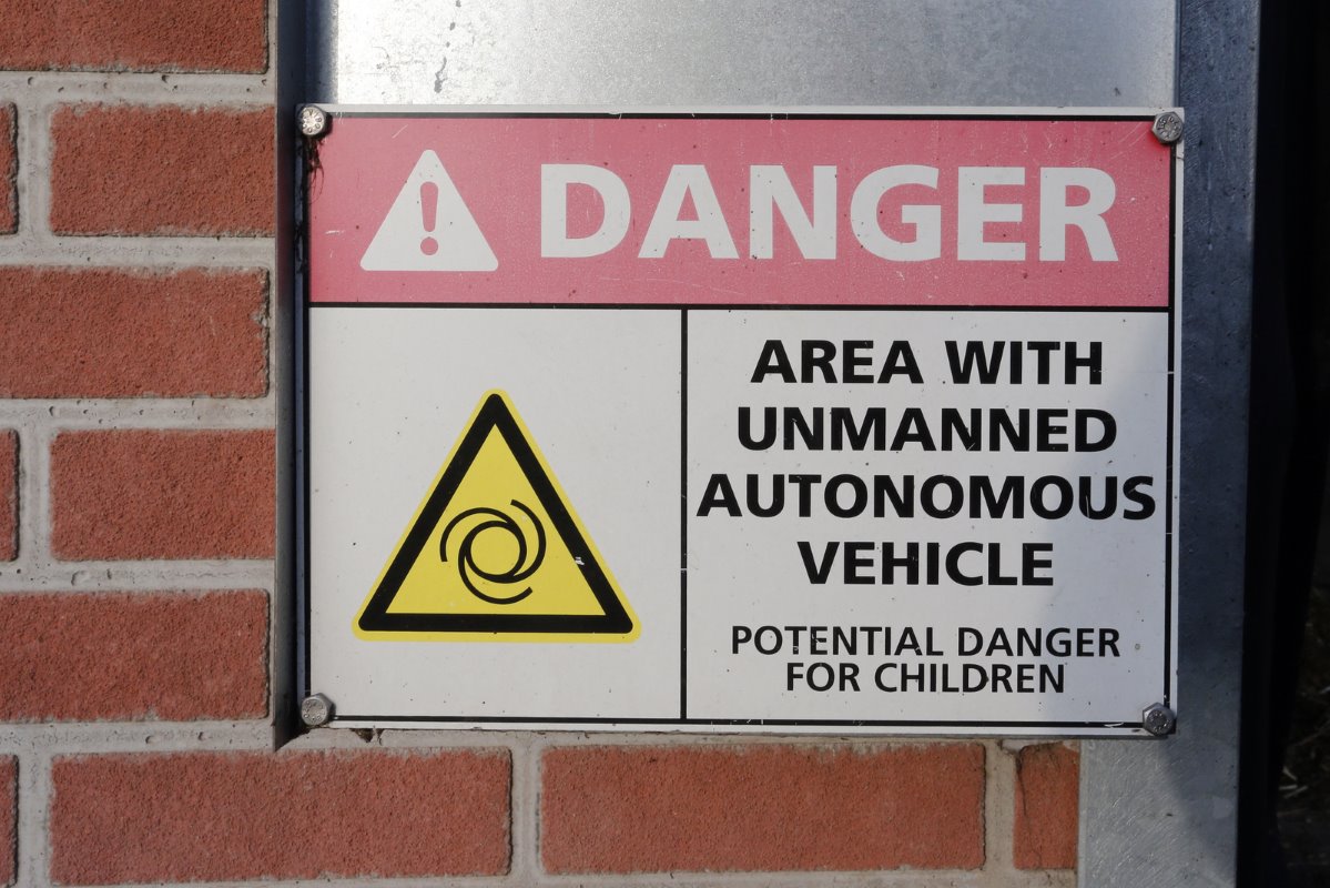 De voeraanschuifrobot is zelfstandig en dus zijn er waarschuwingsbordjes.