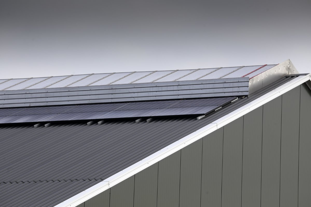 Vorig jaar kwamen er ook zonnepanelen op het dak. Maar die zijn betaald van een asbestsanering én een aardbevingsvergoeding. Het bedrijf staat namelijk midden in het Groningse aardbevingsgebied. De afgelopen twee jaar alleen al had van Tilburg €12.000 schade.