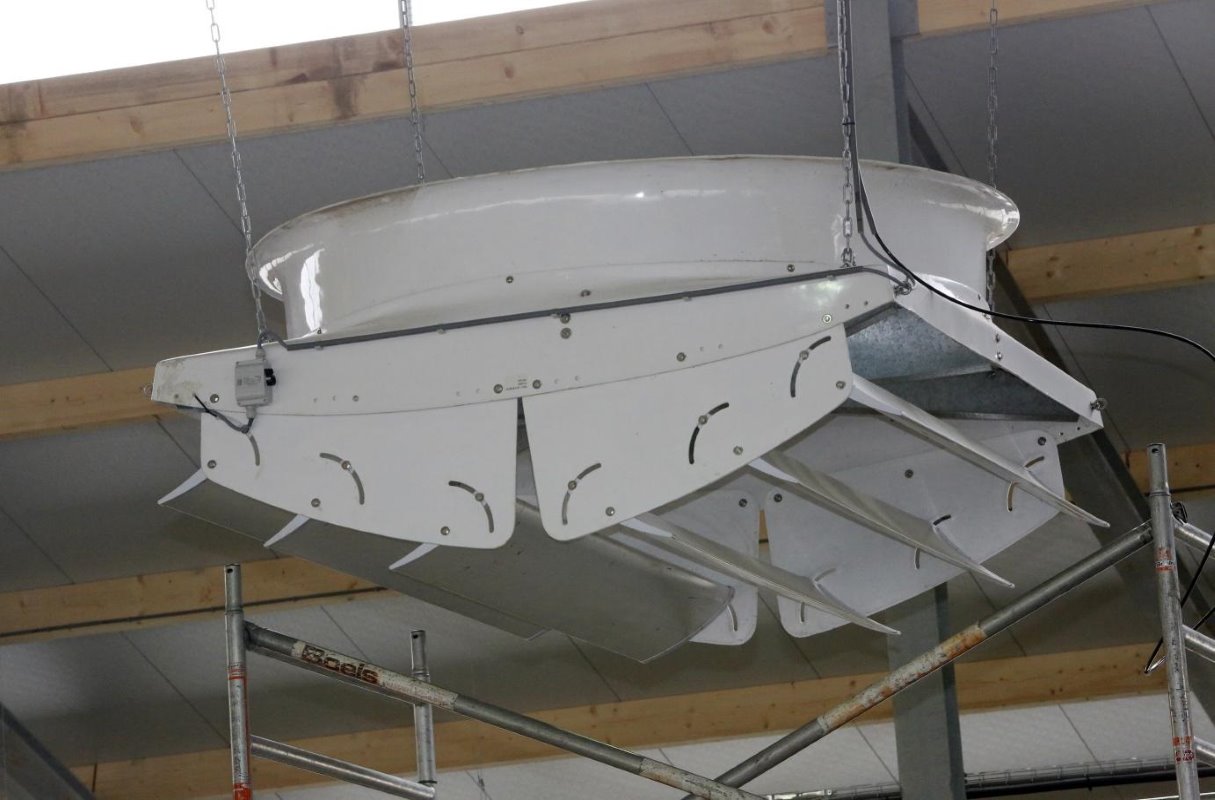 In de nok van de stal - precies boven de wachtruimte - hangt een grote ventilator. Die is ook voorzien van een vernevelingsinstallatie.