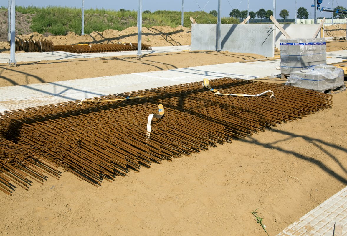 Dit zijn de ijzeren matten die straks als versteviging in het boxdek in het beton komen te liggen. Dit geldt zowel voor de ligboxen als de voergang.
