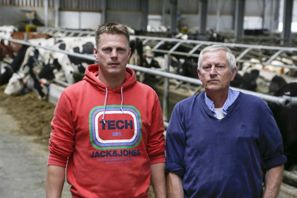 Albert-Jan (36) en vader Bouke (64) Zijlstra hebben in maatschap een melkveebedrijf met 125 melk- en kalfkoeien in het Friese Munnekezijl. Van de 73 hectare in gebruik is de helft eigendom. Albert-Jan het bedrijf werkt nu nog twee dagen per week als zzp'er bij een akkerbouwer.