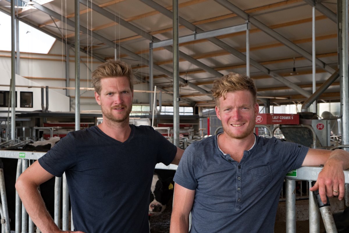 De broers Frank (34) en Dirk (28) Rooker runnen samen met hun vader Jan-Dirk (62) een melkveebedrijf in het Noord-Hollandse Aartswoud. In november 2017 namen de melkveehouders een nieuwe stal voor 178 melkkoeien in gebruik. - Foto's: Theo Galama
