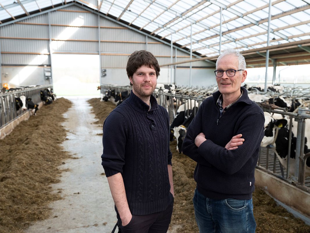 Bas (32) en Stanny (64) Stoltenborg in Harreveld (Gld.) melken in hun nieuwe melkveestal 125 koeien met twee GEA-melkrobots. Zij hebben 62 hectare, waarvan 80% grasland en 20% mais. Het rollendjaargemiddelde is 10.185 liter per koe per jaar met 4,58% vet en 3,64% eiwit.