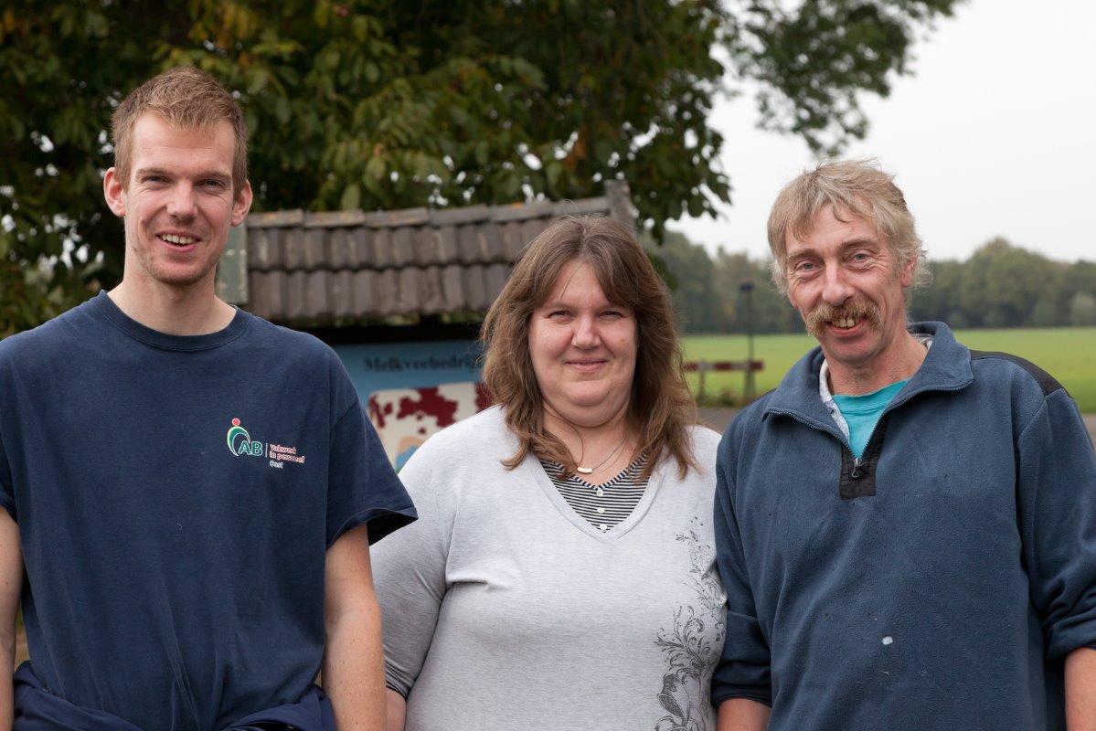 Frank (26), Ineke (50) en Jan (55) Vruggink hebben in Ruurlo (Gld.) in maatschap een veebedrijf met 101 melkkoeien, 60 stuks jongvee en 42 hectare land. Eind 2014 bouwde de maatschap een nieuwe stal voor 120 melkkoeien.