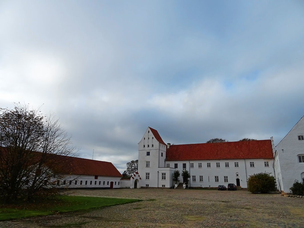 Rechts van het melkveebedrijf bevindt zich een fraaie, grote binnenplaats. Omringd door de witte, opnieuw opgebouwde kloostergebouwen.