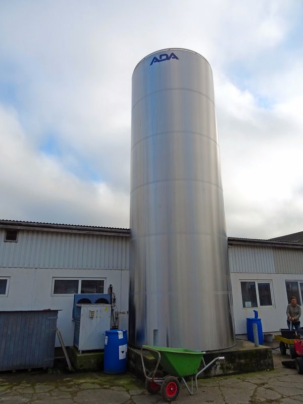 Voor het tanklokaal bij de ligboxenstal staat deze nieuwe melktank met 50.000 liter capaciteit. Binnen staat een oude melktank. Daar kan 5.000 liter in.
