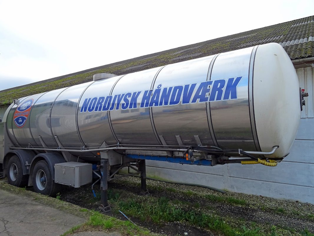 De RMO-wagen staat geparkeerd naast één van de loodsen. Holst is producent en verwerker tegelijk en heeft dus zijn eigen RMO nodig. Elke 2 dagen wordt er 25.000 liter melk van het bedrijf in Vrå naar de kaasmakerij in Ingstrup gebracht.