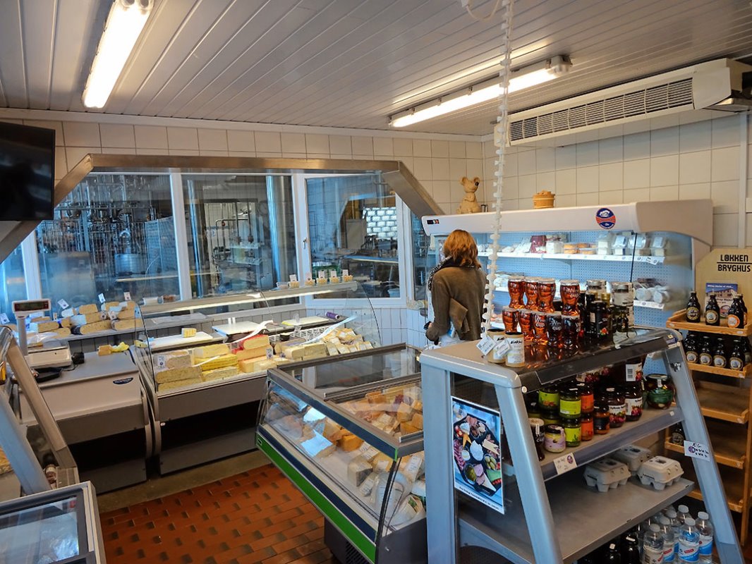 De eigen kaaswinkel ligt niet ver van de Deense westkust en is zeer in trek bij toeristen. Het hele jaar noteert Holst goede verkopen, maar in de zomer haalt hij in goede weken omzetten van wel €25.000.