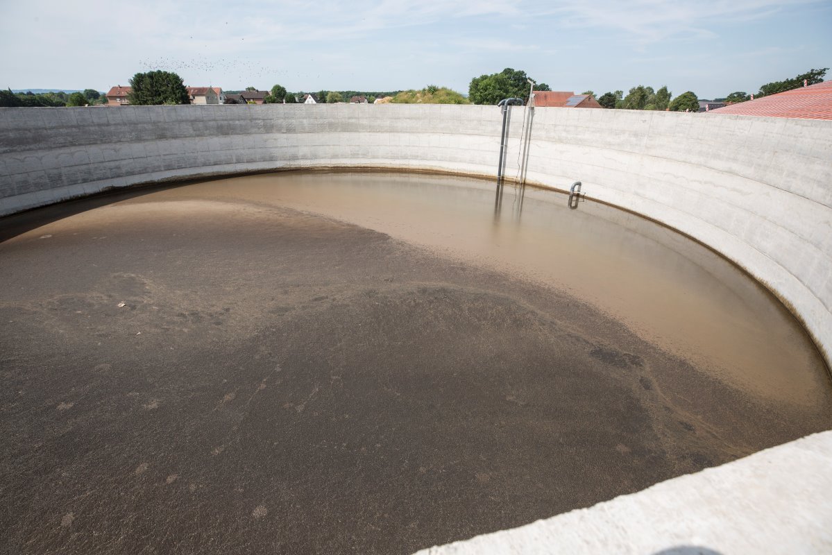 Van daaruit wordt de mest naar deze silo gepompt. Die silo heeft 5.000 kuub mestcapaciteit. Op de langere termijn zou Potthoff hier graag nog een biovergister neerzetten.