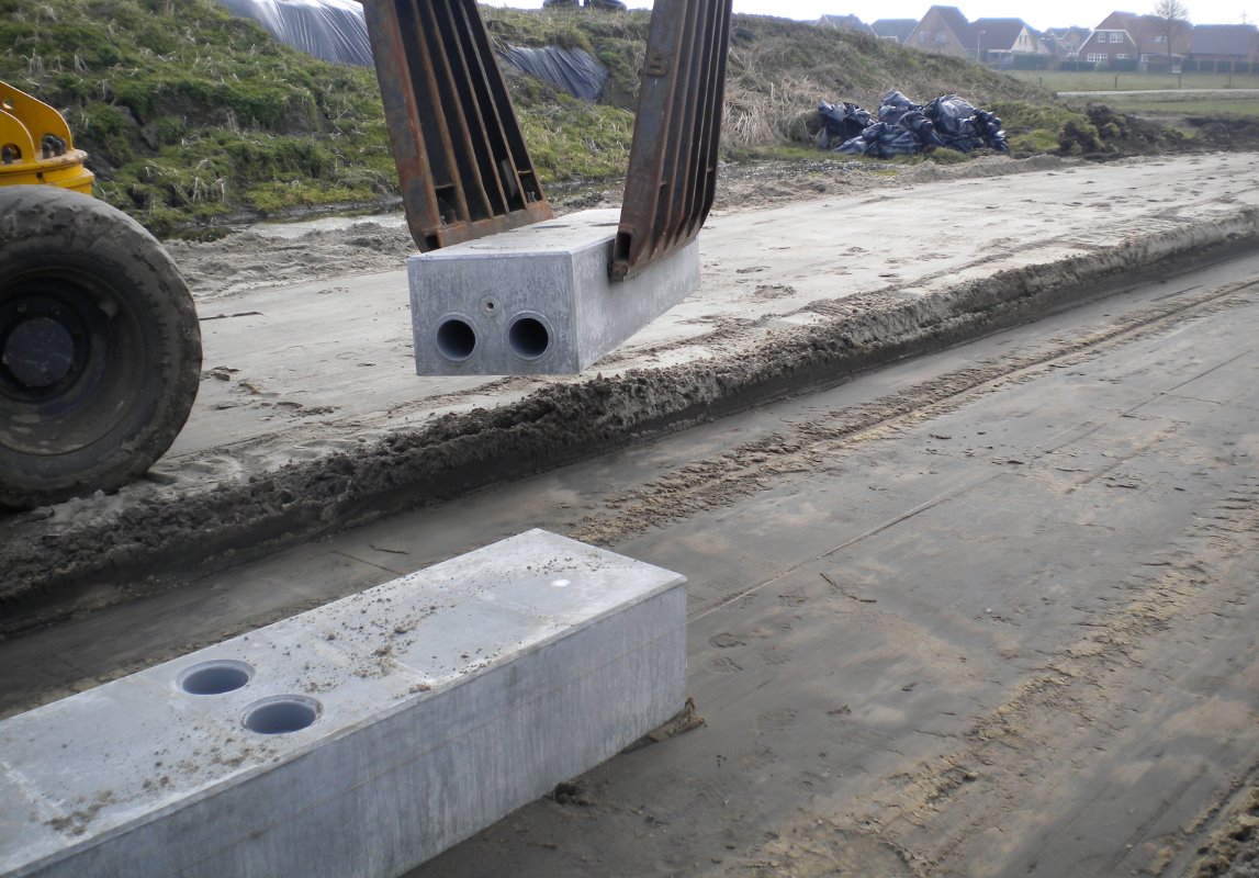 <p>De betonnen elementen worden altijd per 2 meter geleverd. De franco kosten zijn €250 per element. Dat is exclusief arbeid en aansluiting op een afvoer voor het perssap en het regenwater.</p>